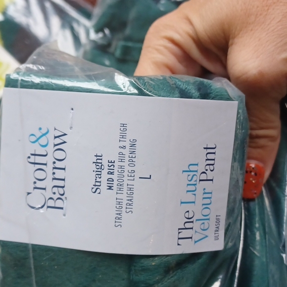 Women's Ultra-Soft Straight-Leg Velour Midrise Pant - Picture 3 of 3